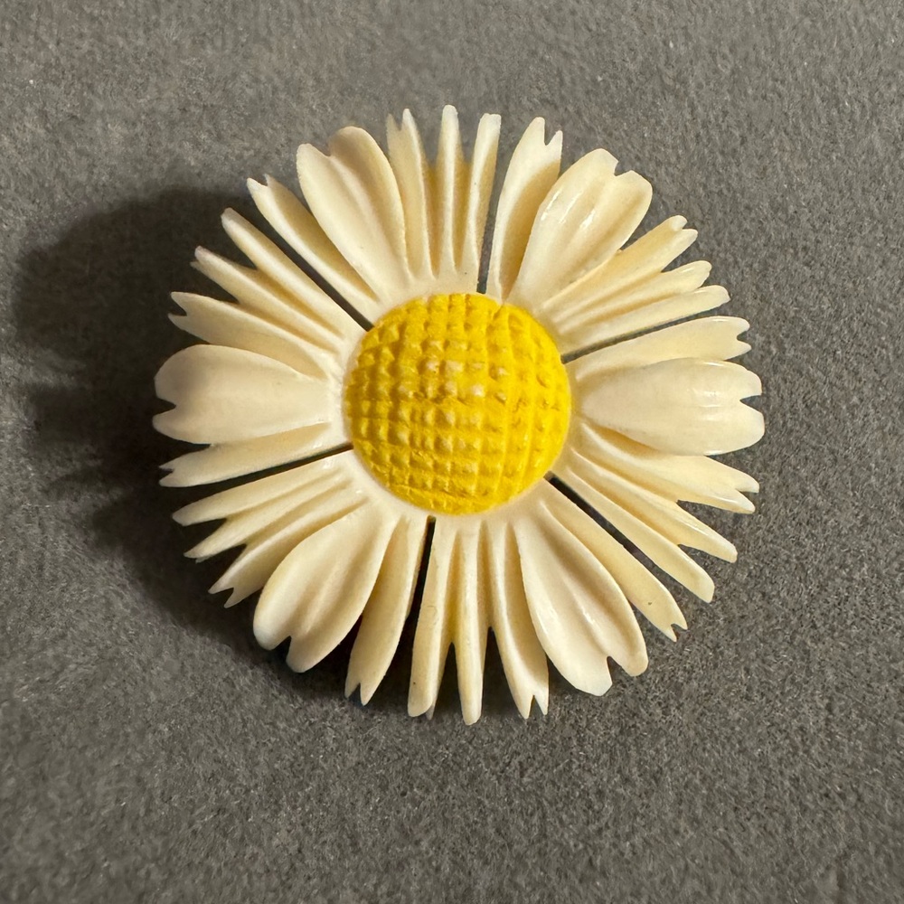 Vintage Celluloid Plastic Daisy Flower Brooch